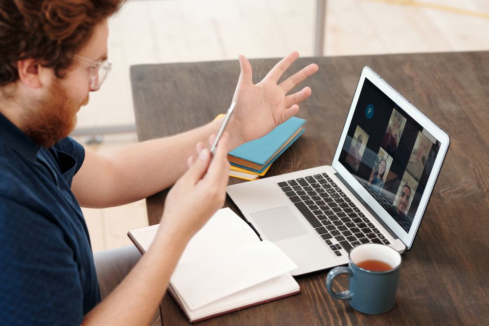 Clase de portugués en vivo por videollamada