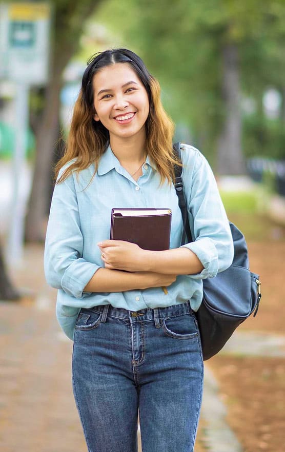Alumna adulta en su clase de portugués